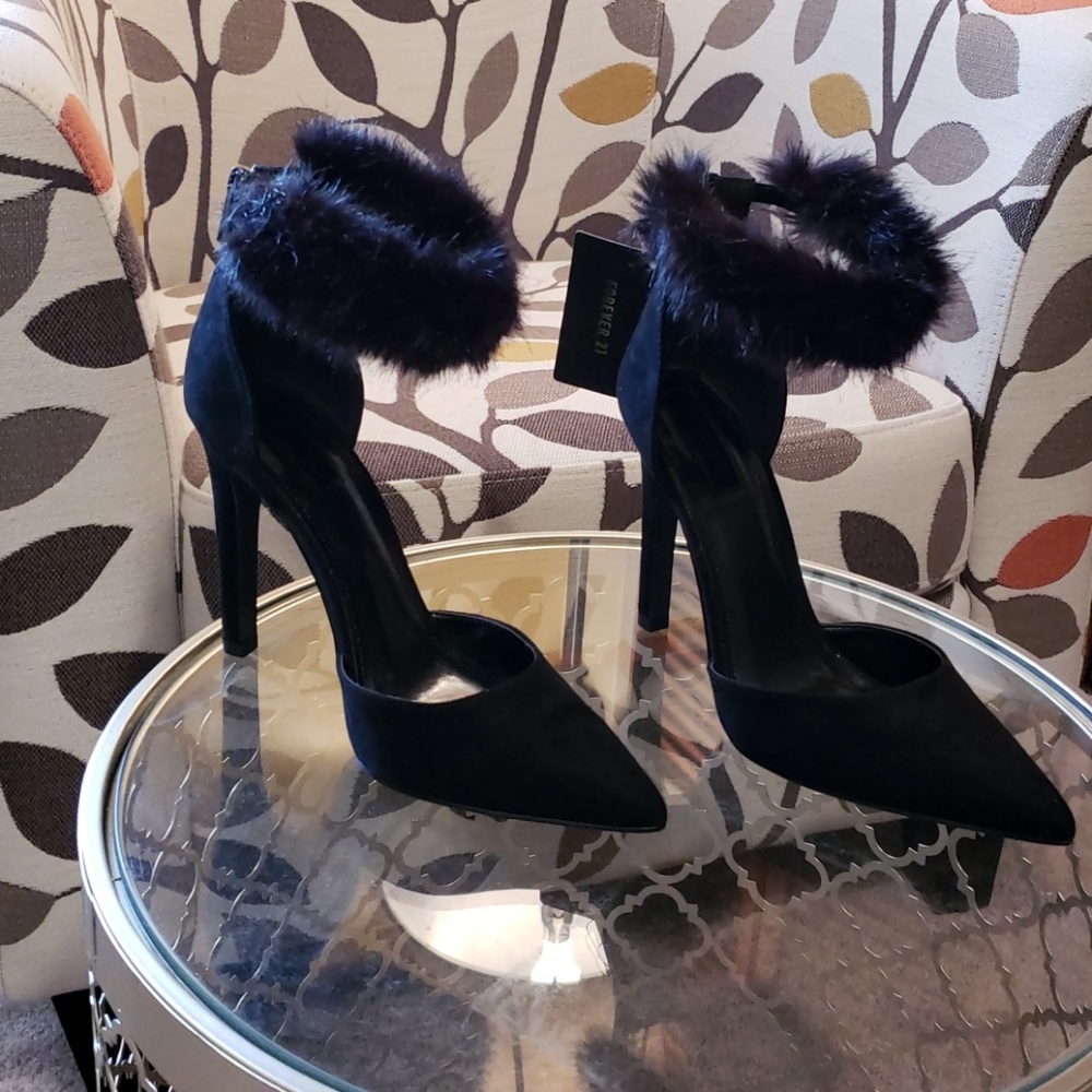 Black Pumps